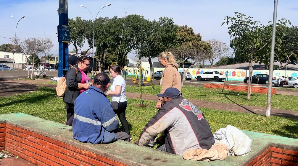 Profissionais da assistência social de Foz do Iguaçu realizam atendimento humanizado a pessoas em situação de rua durante ação municipal